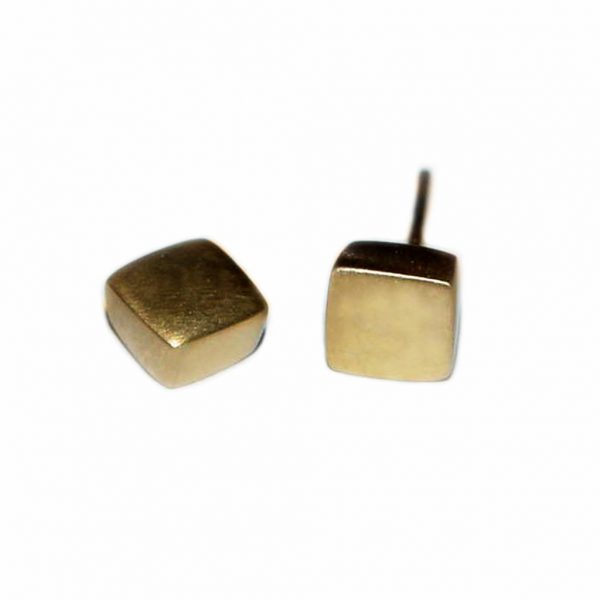 Square 18ct yellow gold studs. These solid silver earrings are practical, comfortable and therefore ideal for everyday wear. The approximate maximum dimensions are 6x6x3mm. They come in a satin or polished finish.