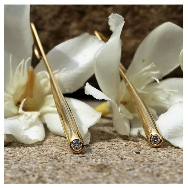 These elegant short wiggly drop earrings are crafted from 18ct yellow gold and have 0.03ct vsfg diamonds. The earrings taper from 3mm and are approx 38 mm long. They are sophisticated yet simple in design.