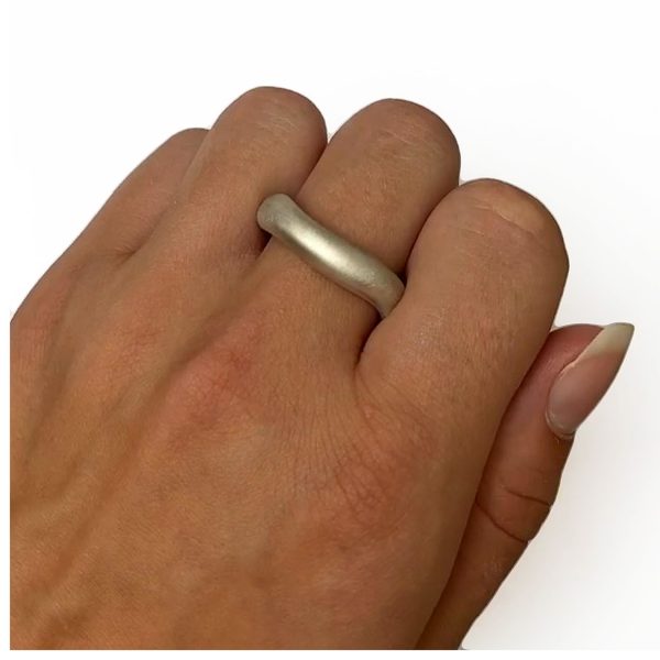 Curved organic silver band. This unusual silver ring has a comfortable rounded band which is flat on the inside. The approximate maximum dimensions are 6mm wide with a depth of 3mm. The ring is plain, understated, and and therefore perfect as an everyday ring for men or women. 