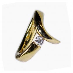 The 18ct gold diamond point ring is elegant yet simple in design. The solid 18ct yellow gold ring has been forged from 4mm wire and features a 0.25ct vsfg quality diamond. The handcrafted ring is comfortable, stunning and above all is very comfortable to wear.