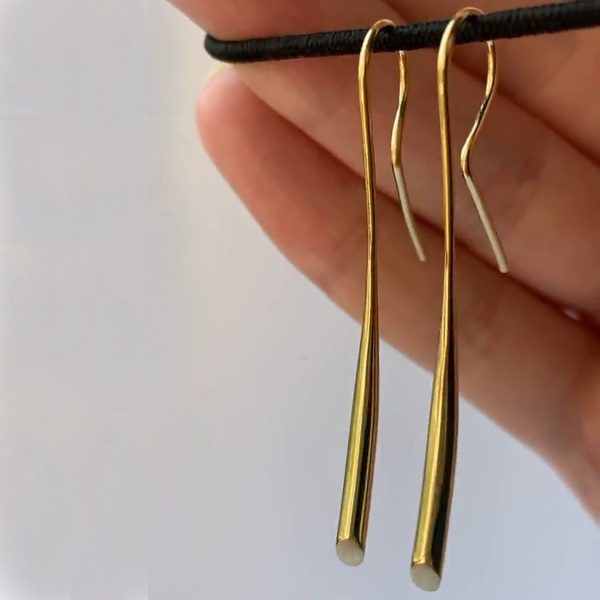 The short plain wiggly drop earrings are elegant yet simple in design. The solid 18ct yellow gold earrings taper from 3mm and are approx 38mm long. 