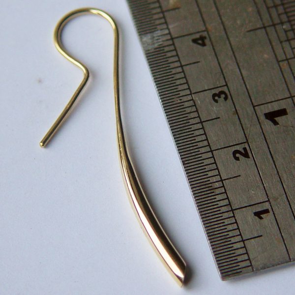 The short plain wiggly drop earrings are elegant yet simple in design. The solid 18ct yellow gold earrings taper from 3mm and are approx 38mm long. 