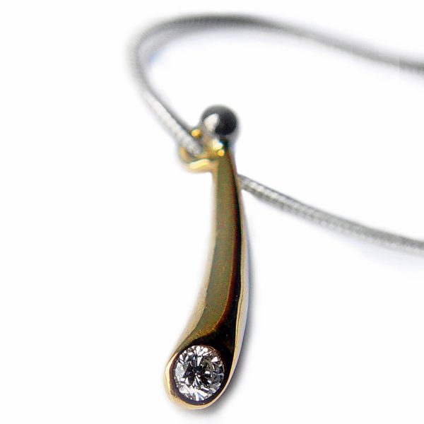 A brilliant 0.1ct diamond is set in a simple curved 18ct yellow gold pendant with chunky 18ct white gold bead. The solid gold pendant tapers from 4mm and is approx 25mm long. The 18ct wiggly diamond pendant has distinct design with elegant simple lines.  Code C61G Brilliant 0.1ct vsfg diamond The 18ct wiggly diamond pendant has a Paul Finch hallmark and conforms to the British hallmarking standard. It comes in a Paul Finch jewellery box. The pendant is supplied on a silver snake chain. Please let us know if you would like a 16',17,18, or 20'' chain when you place your order also whether you would like a satin or polished finish.