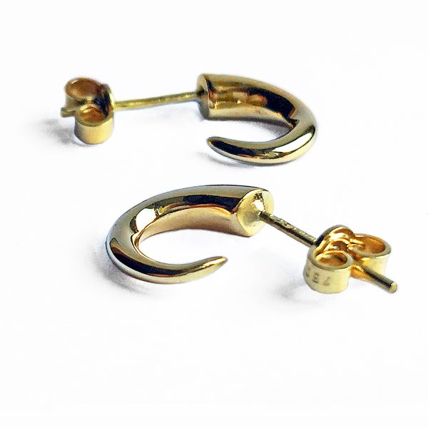 These 18ct yellow gold wiggly hoop earrings taper to a point from 4mm. They are approximately 13mm in height with a width of 4mm and depth of 10mm. The solid gold earrings come in a satin or polished finish. They are comfortable, practical and therefore perfect for everyday wear.