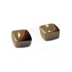 Square 18ct yellow gold studs. These solid silver earrings are practical, comfortable and therefore ideal for everyday wear. The approximate maximum dimensions