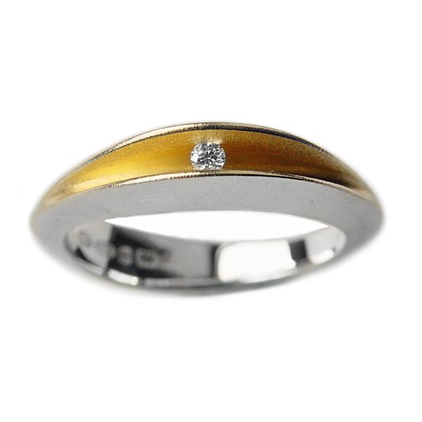 The 3pt partially split ring is an elegant unusual silver diamond ring. A sparkling diamond (0.03ct vsfg) is trapped within the rich 22ct gold plated interior. The ring is split across the top and has a solid band across the back. Approximate maximum dimensions are 5mm width & 5mm depth. 18ct white gold and 18ct yellow gold versions are also available. Please contact for further details.
