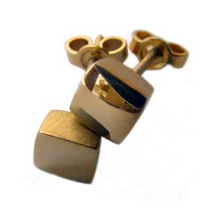 Square 18ct yellow gold studs. These solid silver earrings are practical, comfortable and therefore ideal for everyday wear.